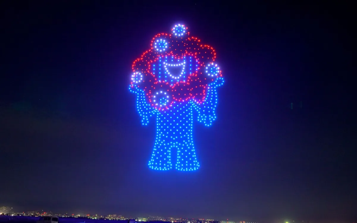 夜空に大輪の花火と、ドローンによる光のショー