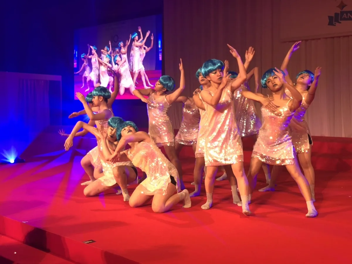 華やかな衣装でのステージダンスパフォーマンス