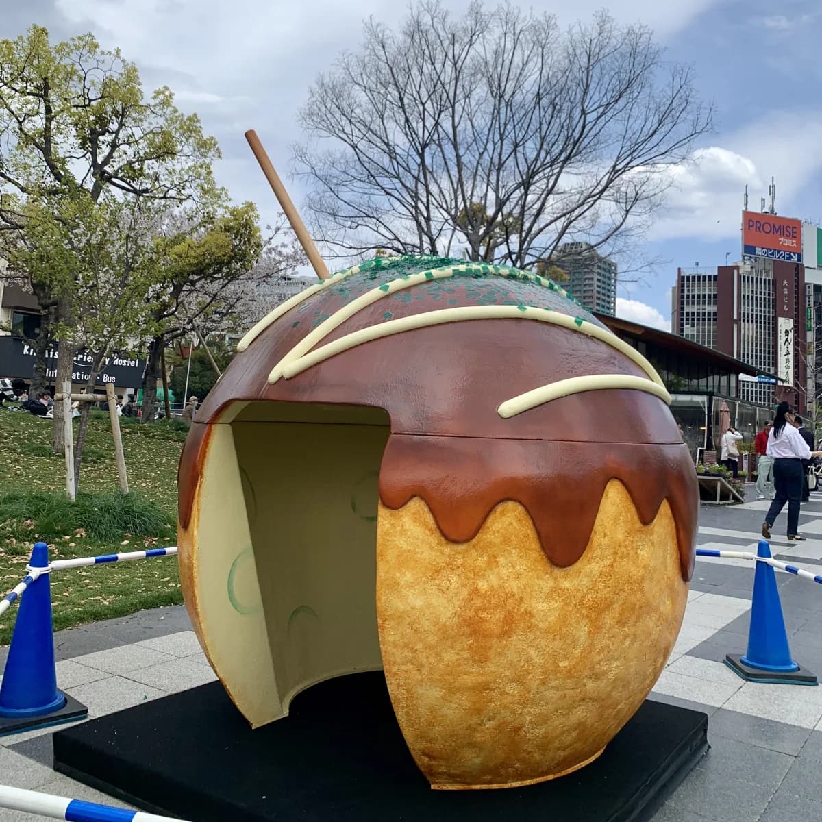 会場に設置された巨大なたこ焼きのオブジェ